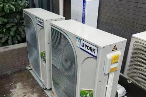 So sánh bơm nhiệt và lò hơi cho nhà máy thực phẩm cần nước nóng 60–75°C: nên chọn giải pháp nào để giảm chi phí vận hành?