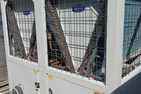 Bơm nhiệt cho xưởng giặt công nghiệp: Cách duy trì nước nóng 65°C ổn định và giảm áp lực công suất giờ cao điểm